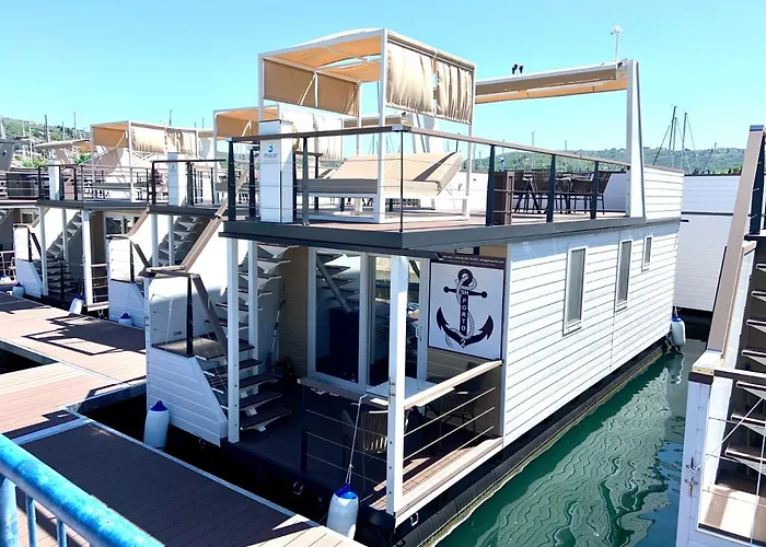 Sh Porto 2 Floating House, Marina